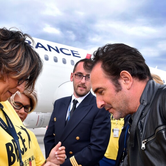 Jean Dujardin, alias Brice de Nice, lors de l'arrivée surprise organisée par le personnel d'Air France qui avait transformé pour l'occasion, le tarmac de l'aéroport Nice Côte d'Azur en mode "Brice de Nice 3" le 16 septembre 2016. © Bruno Bebert / Bestimage