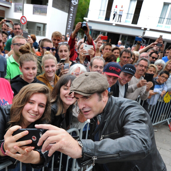 Jean Dujardin - Présentation du film "Brice 3" au cinéma Rex d'Hossegor avec Jean Dujardin, Clovis Cornillac et les enfants du Hossegor Surf Club, le 25 septembre 2016. © Bernard-Dequier/Bestimage