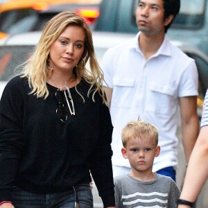 Exclusif - Hilary Duff se balade avec son fils Luca dans les rues de New York, le 20 septembre 2016