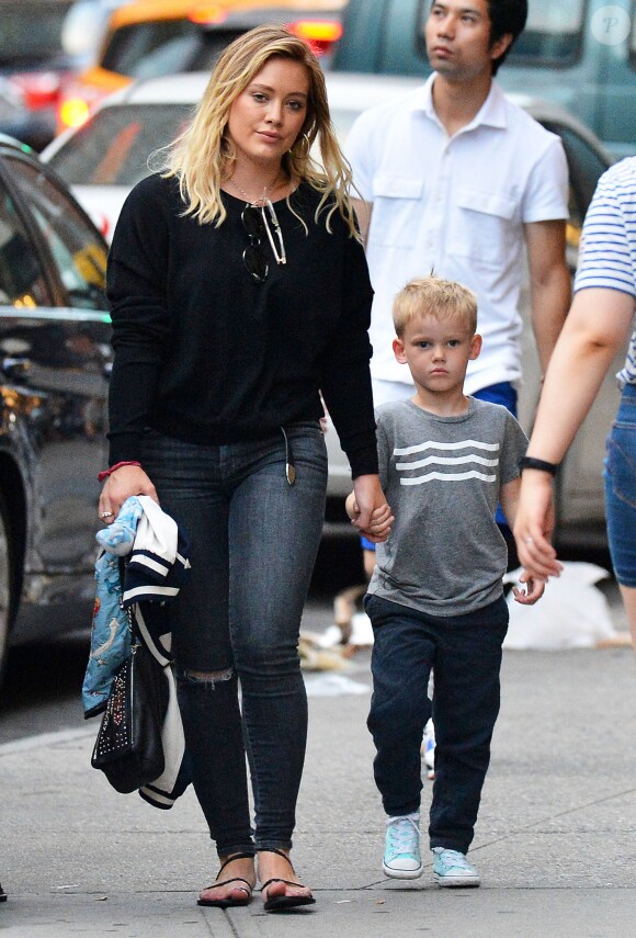 Exclusif - Hilary Duff se balade avec son fils Luca dans les rues de New York, le 20 septembre 2016