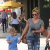 Exclusif - Hilary Duff et son fil Luca sont allés déjeuner au South Beverly Grill à Beverly Hills, le 23 juillet 2016.
