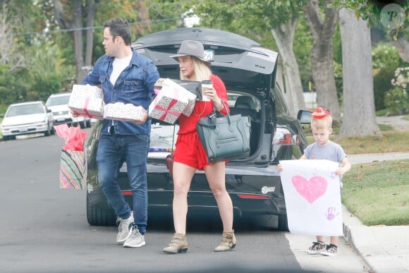 Exclusif - Hilary Duff, Mike Comrie et leur fils Mike Comrie arrivent à l' anniversaire de la fille d'Haylie Duff, Ryan, à Los Angeles le 7 mai 2016.