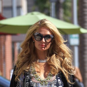 Exclusif - Paris Hilton va acheter des jus de fruits, puis se rend au salon Anastasia à Beverly Hills , le 6 septembre 2016.