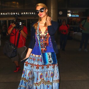 Paris Hilton arrive à l'aéroport LAX de Los Angeles, le 23 août 2016. © CPA/Bestimage