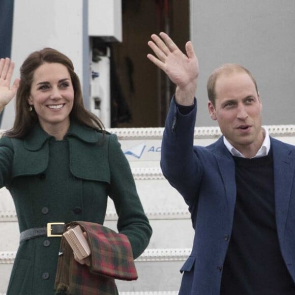 Le prince William et Kate Middleton, duc et duchesse de Cambridge, à leur arrivée à Whitehorse en territoire Yukon au quatrième jour de leur visite officielle au Canada, le 27 septembre 2016