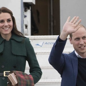 Le prince William et Kate Middleton, duc et duchesse de Cambridge, à leur arrivée à Whitehorse en territoire Yukon au quatrième jour de leur visite officielle au Canada, le 27 septembre 2016