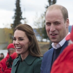 Le prince William et Kate Middleton, duc et duchesse de Cambridge, à leur arrivée à Whitehorse en territoire Yukon au quatrième jour de leur visite officielle au Canada, le 27 septembre 2016