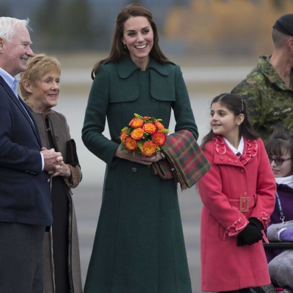 Le prince William et Kate Middleton, duc et duchesse de Cambridge, à leur arrivée à Whitehorse en territoire Yukon au quatrième jour de leur visite officielle au Canada, le 27 septembre 2016