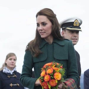 Le prince William et Kate Middleton, duc et duchesse de Cambridge, à leur arrivée à Whitehorse en territoire Yukon au quatrième jour de leur visite officielle au Canada, le 27 septembre 2016