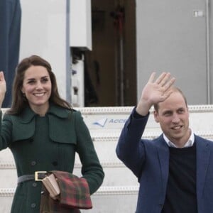 Le prince William et Kate Middleton, duc et duchesse de Cambridge, à leur arrivée à Whitehorse en territoire Yukon au quatrième jour de leur visite officielle au Canada, le 27 septembre 2016