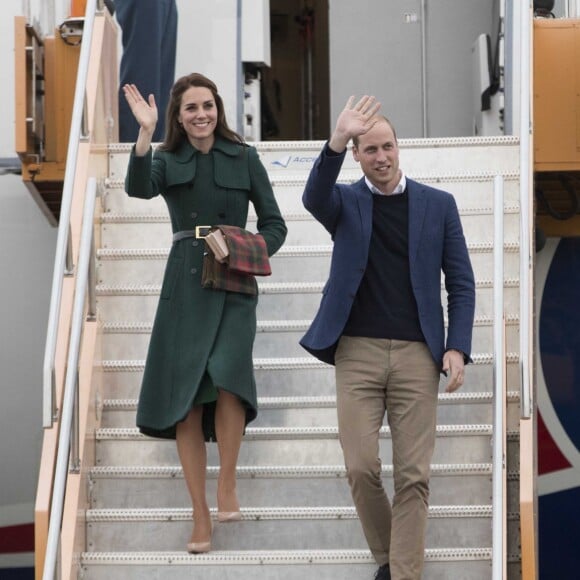 Le prince William et Kate Middleton, duc et duchesse de Cambridge, à leur arrivée à Whitehorse en territoire Yukon au quatrième jour de leur visite officielle au Canada, le 27 septembre 2016