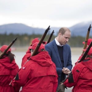 Le prince William et Kate Middleton, duc et duchesse de Cambridge, à leur arrivée à Whitehorse en territoire Yukon au quatrième jour de leur visite officielle au Canada, le 27 septembre 2016