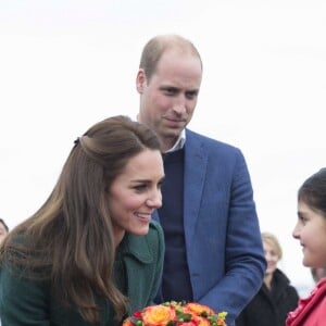 Le prince William et Kate Middleton, duc et duchesse de Cambridge, à leur arrivée à Whitehorse en territoire Yukon au quatrième jour de leur visite officielle au Canada, le 27 septembre 2016