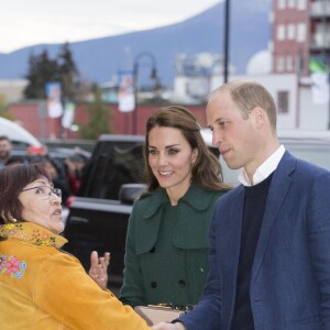 Le prince William et Kate Middleton, duc et duchesse de Cambridge, avec Doris Bill et la chef de Ta'an Kwäch'än Kristina Kane à leur arrivée à Whitehorse en territoire Yukon au quatrième jour de leur visite officielle au Canada, le 27 septembre 2016