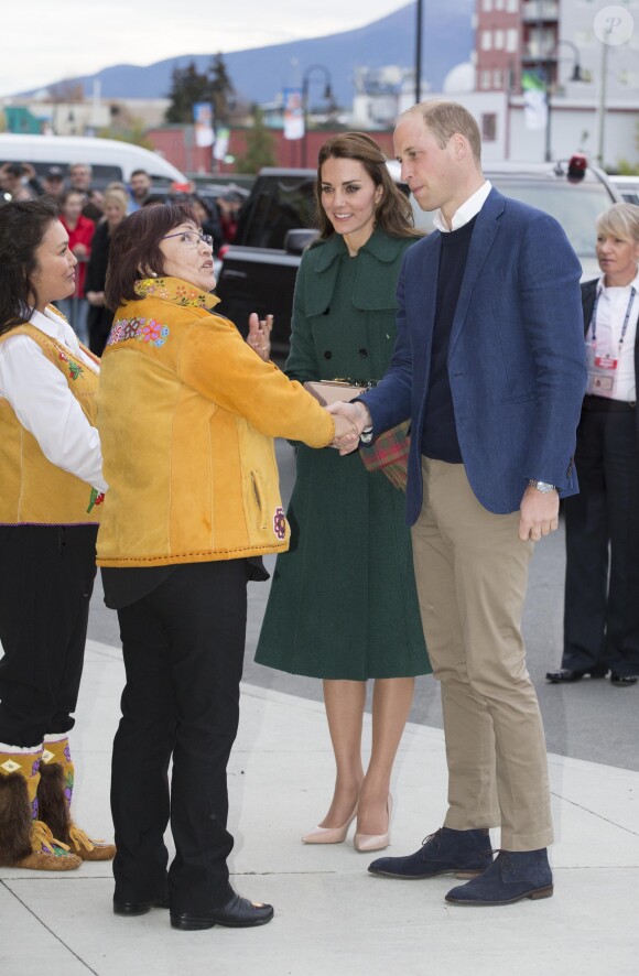 Le prince William et Kate Middleton, duc et duchesse de Cambridge, avec Doris Bill et la chef de Ta'an Kwäch'än Kristina Kane à leur arrivée à Whitehorse en territoire Yukon au quatrième jour de leur visite officielle au Canada, le 27 septembre 2016