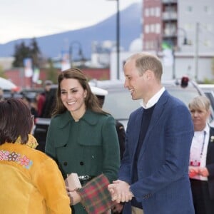 Le prince William et Kate Middleton, duc et duchesse de Cambridge, avec Doris Bill et la chef de Ta'an Kwäch'än Kristina Kane à leur arrivée à Whitehorse en territoire Yukon au quatrième jour de leur visite officielle au Canada, le 27 septembre 2016