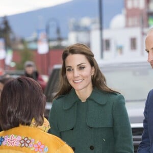 Le prince William et Kate Middleton, duc et duchesse de Cambridge, avec Doris Bill et la chef de Ta'an Kwäch'än Kristina Kane à leur arrivée à Whitehorse en territoire Yukon au quatrième jour de leur visite officielle au Canada, le 27 septembre 2016