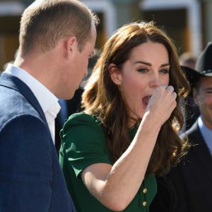 Le prince William et Kate Middleton, duc et duchesse de Cambridge, en pleine dégustation lors d'un festival gastronomique, "A Taste of British-Colombia", sur Mission Hill à Kelowna dans la vallée de l'Okanagan, au matin du quatrième jour de leur visite officielle au Canada, le 27 septembre 2016