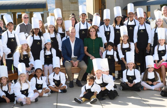 Le prince William et Kate Middleton, duc et duchesse de Cambridge, avec de jeunes chefs lors d'un festival gastronomique, "A Taste of British-Colombia", sur Mission Hill à Kelowna dans la vallée de l'Okanagan, au matin du quatrième jour de leur visite officielle au Canada, le 27 septembre 2016