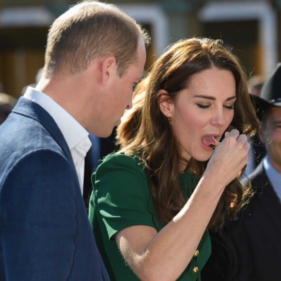 Le prince William et Kate Middleton, duc et duchesse de Cambridge, en pleine dégustation lors d'un festival gastronomique, "A Taste of British-Colombia", sur Mission Hill à Kelowna dans la vallée de l'Okanagan, au matin du quatrième jour de leur visite officielle au Canada, le 27 septembre 2016