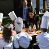 Le prince William et Kate Middleton, duc et duchesse de Cambridge, avec de jeunes chefs lors d'un festival gastronomique, "A Taste of British-Colombia", sur Mission Hill à Kelowna dans la vallée de l'Okanagan, au matin du quatrième jour de leur visite officielle au Canada, le 27 septembre 2016
