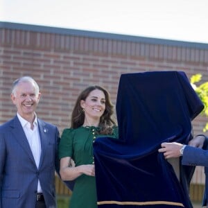 Le prince William et Kate Middleton, duc et duchesse de Cambridge, ont dévoilé une plaque commémorant le 10e anniversaire du campus Okanagan à l'Université de Colombie-Britannique de Kelowna dans la vallée de l'Okanagan, au matin du quatrième jour de leur visite officielle au Canada, le 27 septembre 2016.