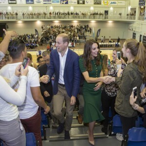 Le prince William et Kate Middleton, duc et duchesse de Cambridge, ont dévoilé une plaque commémorant le 10e anniversaire du campus Okanagan à l'Université de Colombie-Britannique de Kelowna dans la vallée de l'Okanagan, au matin du quatrième jour de leur visite officielle au Canada, le 27 septembre 2016.