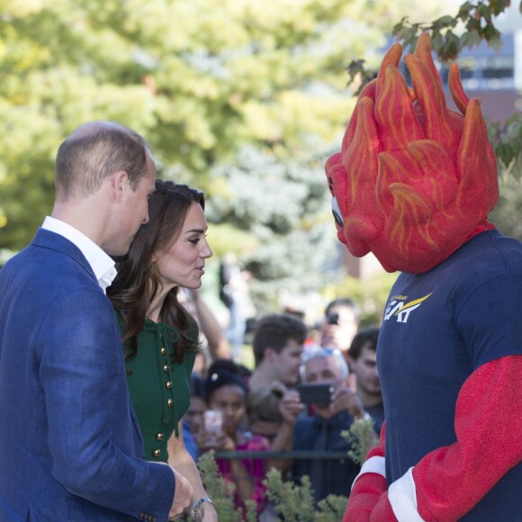 Le prince William et Kate Middleton, duc et duchesse de Cambridge, ont dévoilé une plaque commémorant le 10e anniversaire du campus Okanagan à l'Université de Colombie-Britannique de Kelowna dans la vallée de l'Okanagan, au matin du quatrième jour de leur visite officielle au Canada, le 27 septembre 2016.