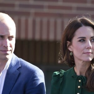 Le prince William et Kate Middleton, duc et duchesse de Cambridge, ont dévoilé une plaque commémorant le 10e anniversaire du campus Okanagan à l'Université de Colombie-Britannique de Kelowna dans la vallée de l'Okanagan, au matin du quatrième jour de leur visite officielle au Canada, le 27 septembre 2016.