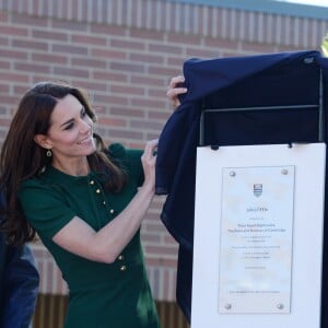 Le prince William et Kate Middleton, duc et duchesse de Cambridge, ont dévoilé une plaque commémorant le 10e anniversaire du campus Okanagan à l'Université de Colombie-Britannique de Kelowna dans la vallée de l'Okanagan, au matin du quatrième jour de leur visite officielle au Canada, le 27 septembre 2016.