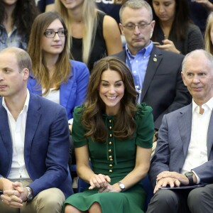 Le prince William et Kate Middleton, duc et duchesse de Cambridge, ont rencontré l'équipe féminine de volley-ball de l'Université de Colombie-Britannique à Kelowna dans la vallée de l'Okanagan et assisté à un match, au matin du quatrième jour de leur visite officielle au Canada, le 27 septembre 2016. Ils ont par ailleurs reçu des maillots en cadeau.