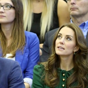 Le prince William et Kate Middleton, duc et duchesse de Cambridge, ont rencontré l'équipe féminine de volley-ball de l'Université de Colombie-Britannique à Kelowna dans la vallée de l'Okanagan et assisté à un match, au matin du quatrième jour de leur visite officielle au Canada, le 27 septembre 2016. Ils ont par ailleurs reçu des maillots en cadeau.