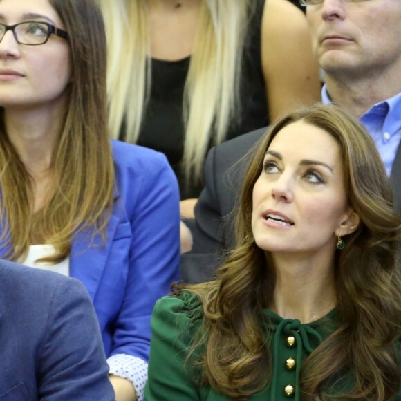 Le prince William et Kate Middleton, duc et duchesse de Cambridge, ont rencontré l'équipe féminine de volley-ball de l'Université de Colombie-Britannique à Kelowna dans la vallée de l'Okanagan et assisté à un match, au matin du quatrième jour de leur visite officielle au Canada, le 27 septembre 2016. Ils ont par ailleurs reçu des maillots en cadeau.