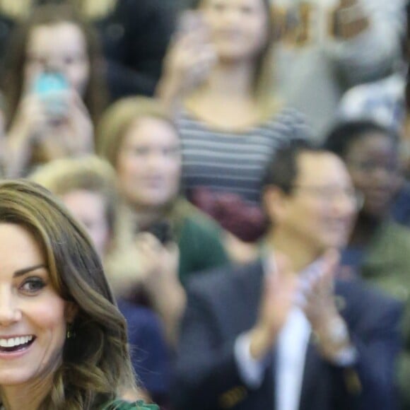 Le prince William et Kate Middleton, duc et duchesse de Cambridge, ont rencontré l'équipe féminine de volley-ball de l'Université de Colombie-Britannique à Kelowna dans la vallée de l'Okanagan et assisté à un match, au matin du quatrième jour de leur visite officielle au Canada, le 27 septembre 2016. Ils ont par ailleurs reçu des maillots en cadeau.