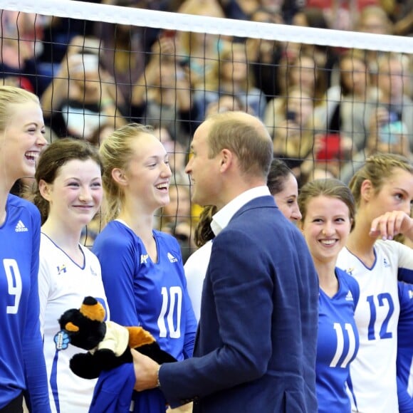 Le prince William et Kate Middleton, duc et duchesse de Cambridge, ont rencontré l'équipe féminine de volley-ball de l'Université de Colombie-Britannique à Kelowna dans la vallée de l'Okanagan et assisté à un match, au matin du quatrième jour de leur visite officielle au Canada, le 27 septembre 2016. Ils ont par ailleurs reçu des maillots en cadeau.