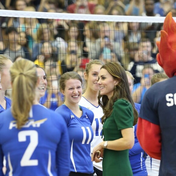 Le prince William et Kate Middleton, duc et duchesse de Cambridge, ont rencontré l'équipe féminine de volley-ball de l'Université de Colombie-Britannique à Kelowna dans la vallée de l'Okanagan et assisté à un match, au matin du quatrième jour de leur visite officielle au Canada, le 27 septembre 2016. Ils ont par ailleurs reçu des maillots en cadeau.