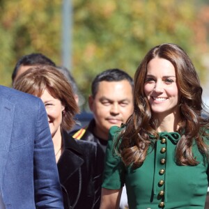 Le prince William et Kate Middleton, duc et duchesse de Cambridge, ont rencontré l'équipe féminine de volley-ball de l'Université de Colombie-Britannique à Kelowna dans la vallée de l'Okanagan et assisté à un match, au matin du quatrième jour de leur visite officielle au Canada, le 27 septembre 2016. Ils ont par ailleurs reçu des maillots en cadeau.