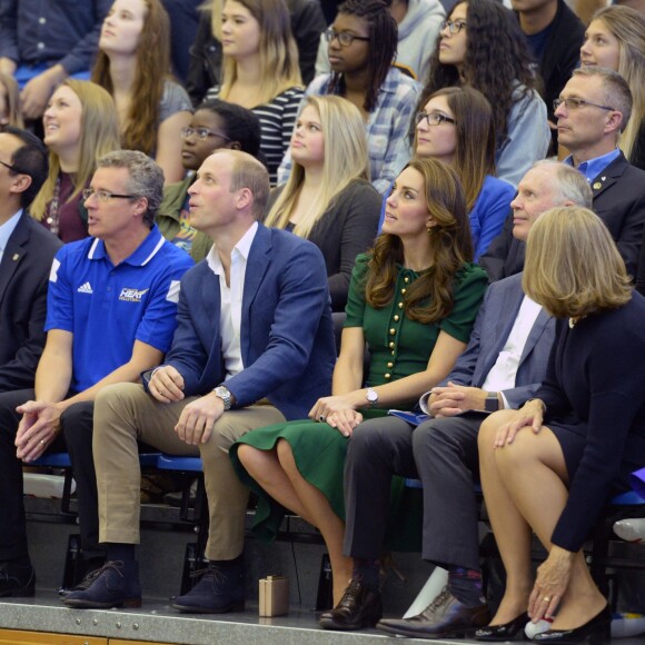 Le prince William et Kate Middleton, duc et duchesse de Cambridge, ont rencontré l'équipe féminine de volley-ball de l'Université de Colombie-Britannique à Kelowna dans la vallée de l'Okanagan et assisté à un match, au matin du quatrième jour de leur visite officielle au Canada, le 27 septembre 2016. Ils ont par ailleurs reçu des maillots en cadeau.