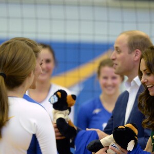 Le prince William et Kate Middleton, duc et duchesse de Cambridge, ont rencontré l'équipe féminine de volley-ball de l'Université de Colombie-Britannique à Kelowna dans la vallée de l'Okanagan et assisté à un match, au matin du quatrième jour de leur visite officielle au Canada, le 27 septembre 2016. Ils ont par ailleurs reçu des maillots en cadeau.