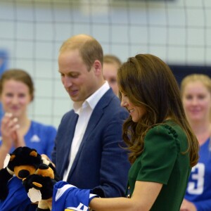 Le prince William et Kate Middleton, duc et duchesse de Cambridge, ont rencontré l'équipe féminine de volley-ball de l'Université de Colombie-Britannique à Kelowna dans la vallée de l'Okanagan et assisté à un match, au matin du quatrième jour de leur visite officielle au Canada, le 27 septembre 2016. Ils ont par ailleurs reçu des maillots en cadeau.