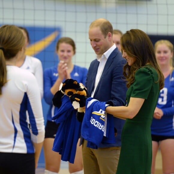 Le prince William et Kate Middleton, duc et duchesse de Cambridge, ont rencontré l'équipe féminine de volley-ball de l'Université de Colombie-Britannique à Kelowna dans la vallée de l'Okanagan et assisté à un match, au matin du quatrième jour de leur visite officielle au Canada, le 27 septembre 2016. Ils ont par ailleurs reçu des maillots en cadeau.