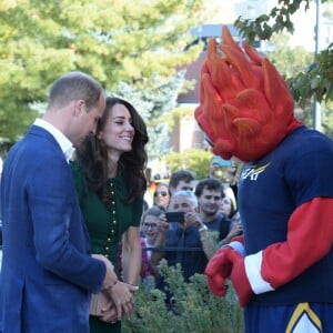 Le prince William et Kate Middleton, duc et duchesse de Cambridge, en visite sur le campus de l'Université de Colombie-Britannique à Kelowna dans la vallée de l'Okanagan, au matin du quatrième jour de leur visite officielle au Canada, le 27 septembre 2016