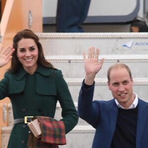 Le prince William, duc de Cambridge, et Kate Middleton, duchesse de Cambridge, lors de leur arrivée à l'aéroport de Whitehorse, le 27 septembre 2016 pendant leur 4e jour de visite au Canada.