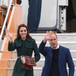 Le prince William, duc de Cambridge, et Kate Middleton, duchesse de Cambridge, lors de leur arrivée à l'aéroport de Whitehorse, le 27 septembre 2016 pendant leur 4e jour de visite au Canada.