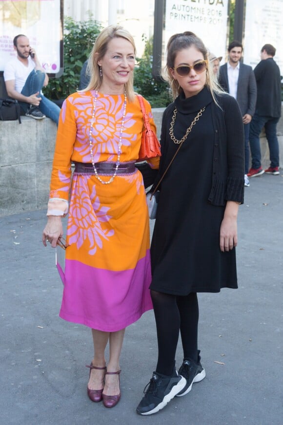 Gabrielle Lazure et sa fille Emma Canot - Défilé Guy Laroche (collection prêt-à-porter printemps-été 2017) au Palais de Tokyo. Paris, le 28 septembre 2016.