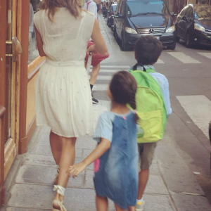 Melissa Theuriau avec ses deux enfants Leon et Lila au mopment de la rentrée.