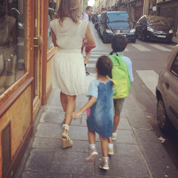 Melissa Theuriau avec ses deux enfants Leon et Lila au mopment de la rentrée.