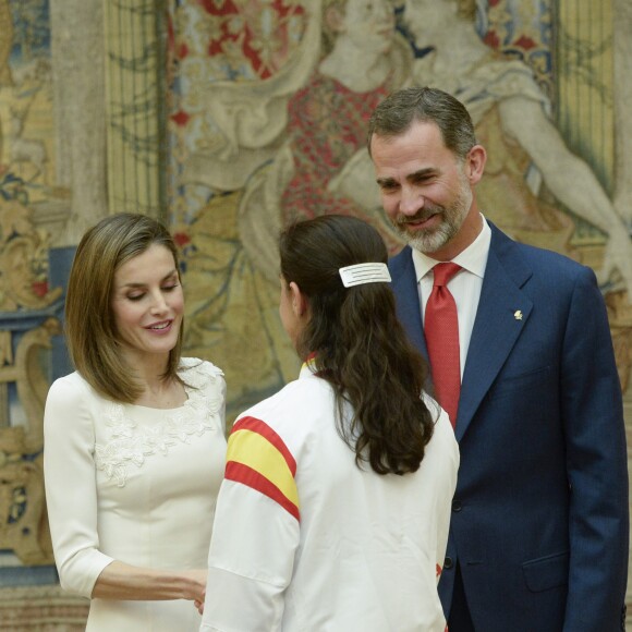 Le roi Felipe VI et la reine Letizia d'Espagne, ainsi que l'infante Elena, recevaient les médaillés olympiques et paralympiques espagnols au palais du Pardo à Madrid le 28 septembre 2016
