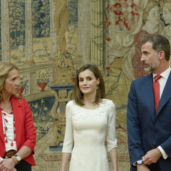 Le roi Felipe VI et la reine Letizia d'Espagne, ainsi que l'infante Elena, recevaient les médaillés olympiques et paralympiques espagnols au palais du Pardo à Madrid le 28 septembre 2016