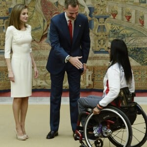 Le roi Felipe VI et la reine Letizia d'Espagne, ainsi que l'infante Elena, recevaient les médaillés olympiques et paralympiques espagnols au palais du Pardo à Madrid le 28 septembre 2016